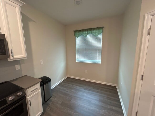 Building Photo - Magnetite Loop