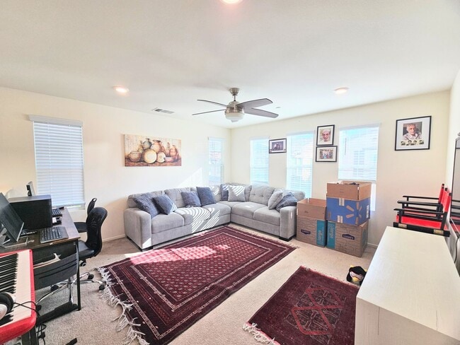 Building Photo - Beautiful Condo In a Nice Neighborhood 2 car garage