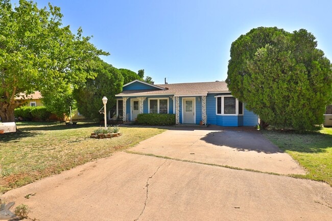 Building Photo - 3 bed/1.5 bath, 2 living home