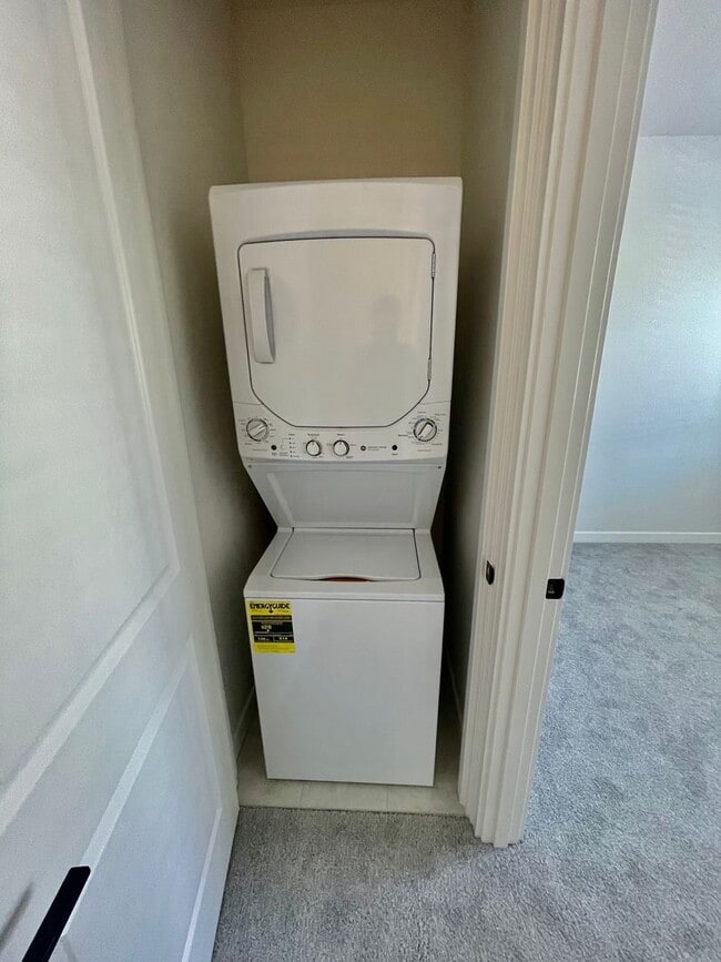 Building Photo - Live in Style! 2BD/2.5B High-End Townhouse...