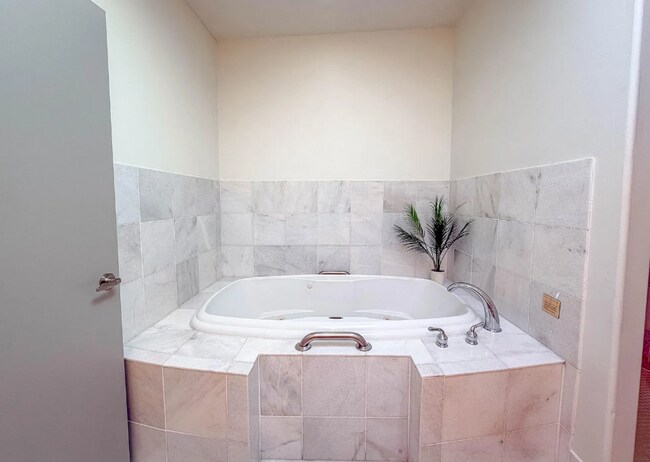 Building Photo - 2 Bedroom Townhouse in a Resort Style Community! All Utilities Included!