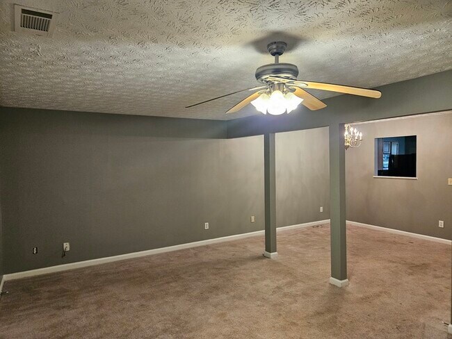 Building Photo - 3Bed 2.5 Town Home