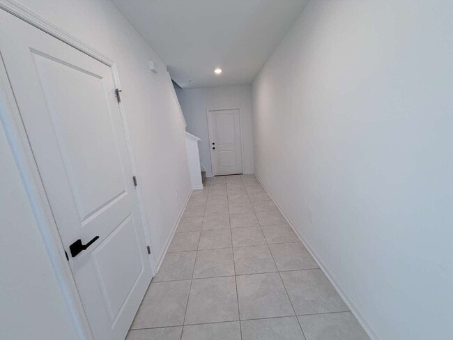 Building Photo - Available for Rent 5 spacious bedrooms and 2.5 bathrooms