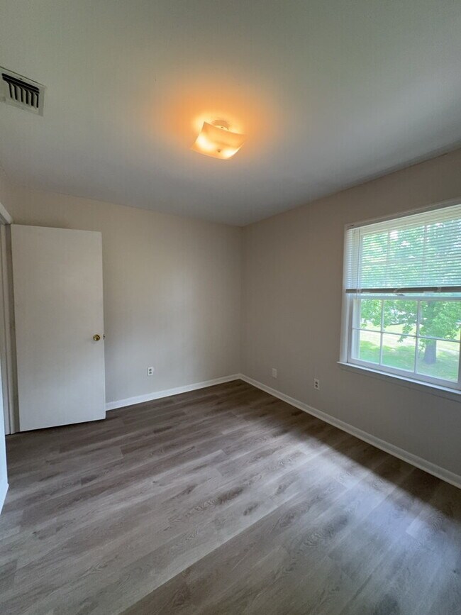 Building Photo - Charming 3 Bedroom Town House-116 Palace Cir.