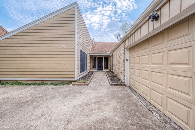Building Photo - 15910 Tumbling Rapids Dr