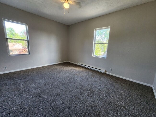 Building Photo - Spacious 3-Bedroom, 2-Bathroom Home AVAILA...