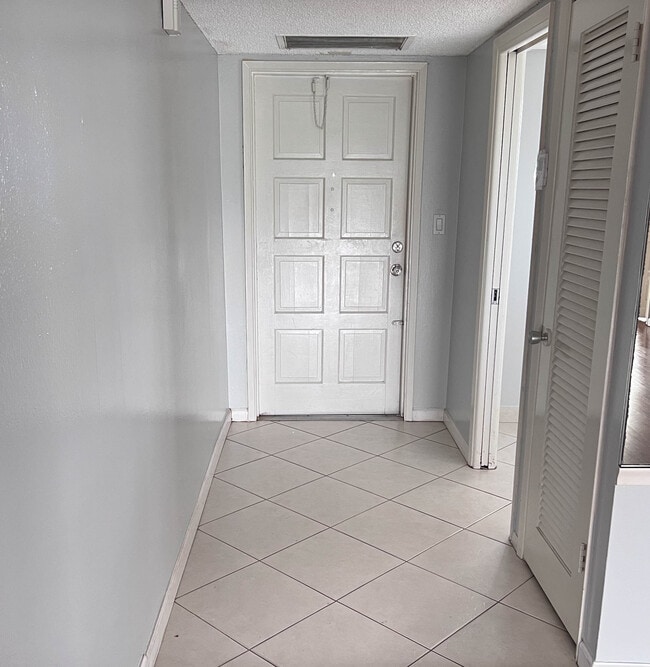 Building Photo - 3050 N Palm Aire Dr