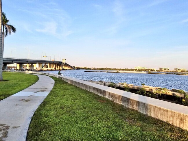 Building Photo - 122 S Lakeside Dr
