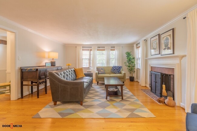 Building Photo - Short Term Furnished Rental -3 Bedroom Spl...