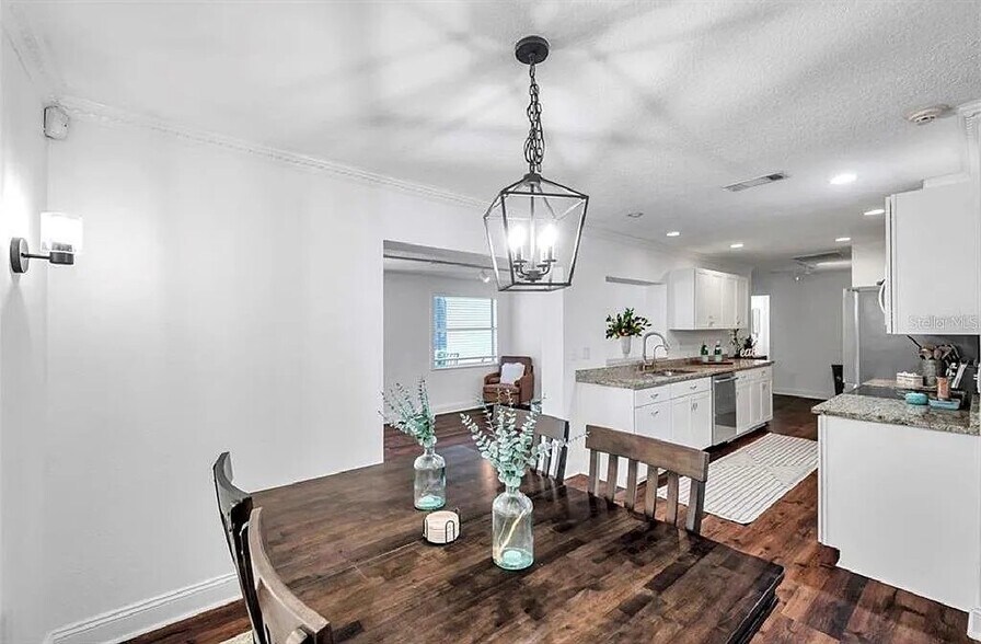 Building Photo - 2873 Sarah Dr