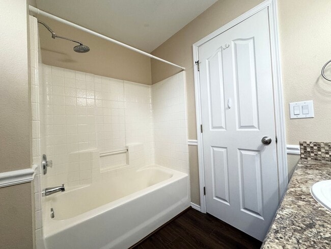 Building Photo - Modern and Updated 3bd/2b Home for Rent in...