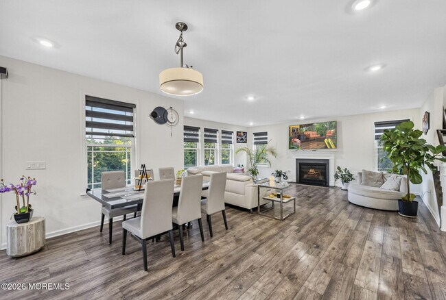 Building Photo - 319 Tulip Ct