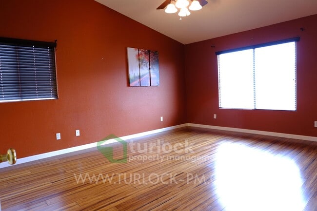 Building Photo - 3910 Mira Sol Dr