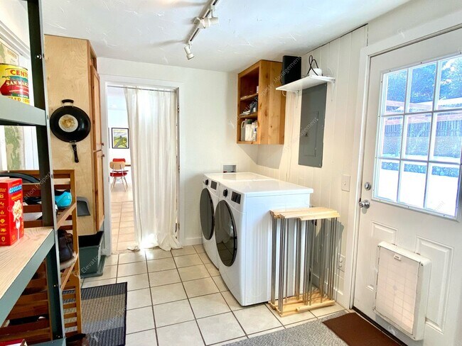 Building Photo - *Unfurnished* Charming Single-Story 3-Bedroom, 2-Bathroom Rancher with Stunning Yard