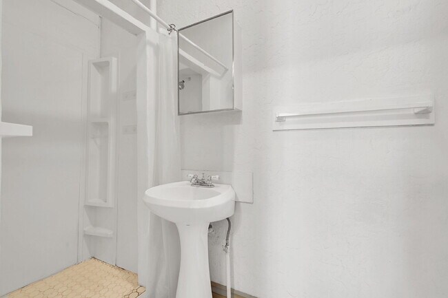Building Photo - $2,395 - 2 Bed, 2 Bath Townhome in Great D...