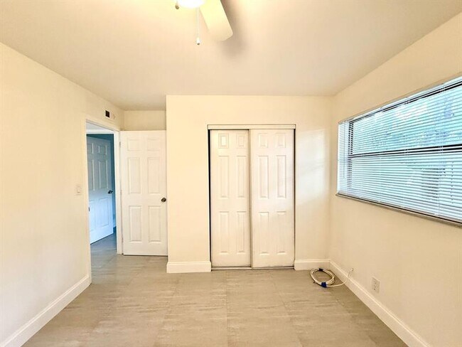 Building Photo - 607 NE 29th Dr