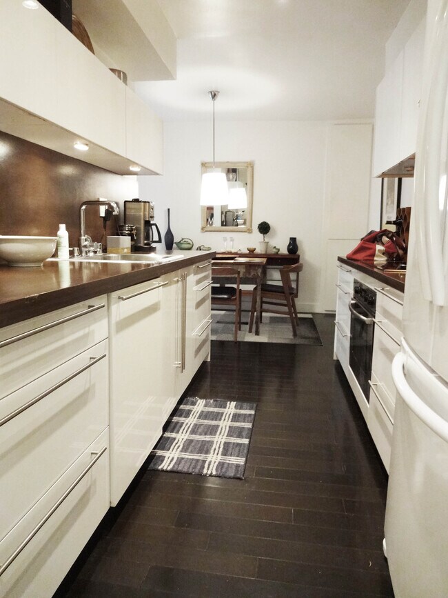 Kitchen - 1010 Palm Ave