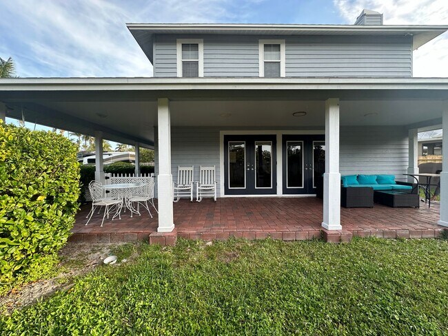 Building Photo - ** 3/2.5 Private Oasis Furnished or Unfurn...