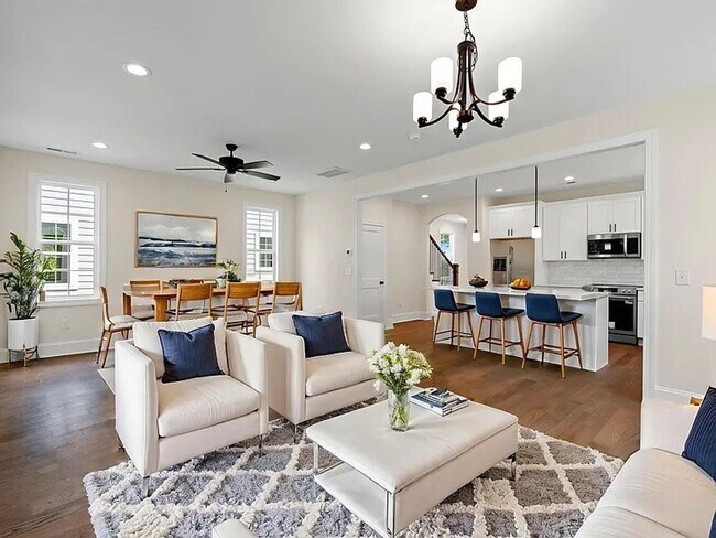 Building Photo - 711 N Main St