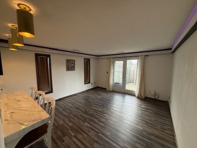 Building Photo - Spacious 3 Bedroom, 2 Bath home in Quality North Bend Neighborhood!