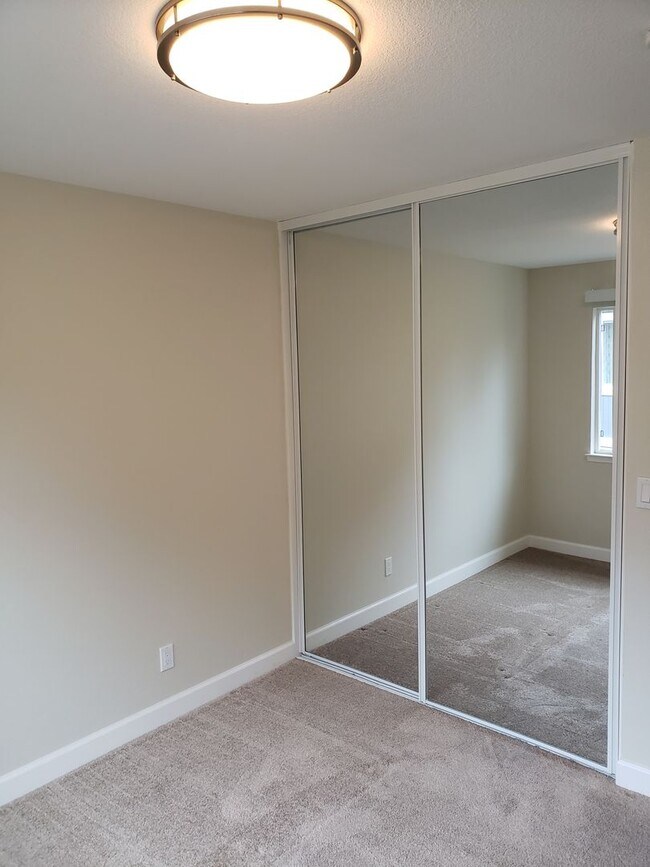 Building Photo - 2Bd/1Ba Clean Condo near Sunny Cove! ( Co-signors now accepted!)