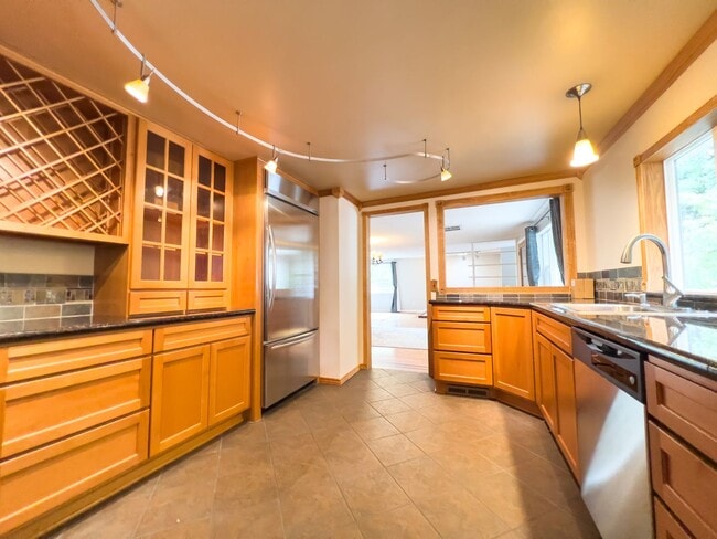 Building Photo - Country living 5 bed w/RV parking and 3 car garage!