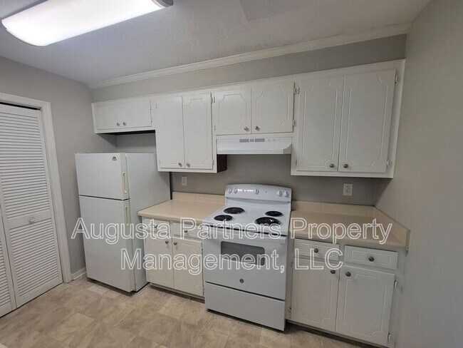 Building Photo - 3921 Miramar Dr Ext
