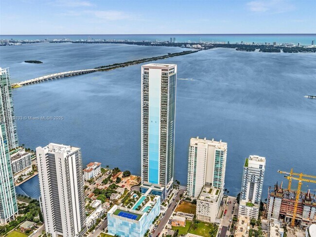 Building Photo - 700 NE 26th Terrace