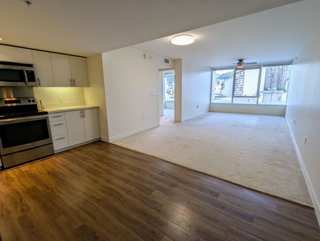 Building Photo - Symphony 2 Bed, 2 Bath, 1 Parking, Mountain views in Kakaako
