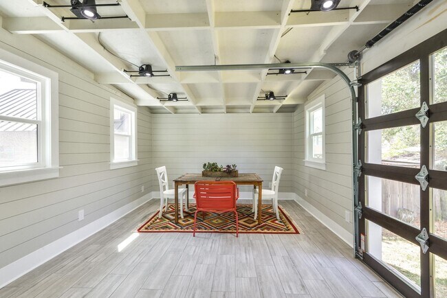 Building Photo - Beautifully remodeled 3 Bedroom Bungalow in Old Town