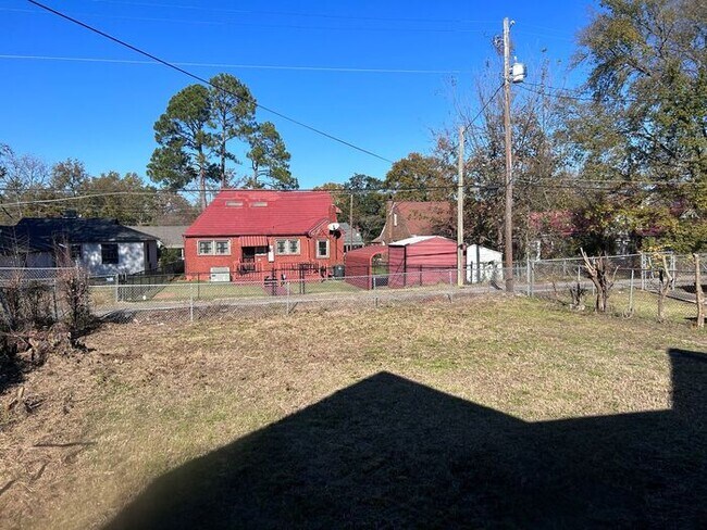Building Photo - 3 Bed, 1 Bath Home with Fenced Yard / Pet-Friendly / Available Now!