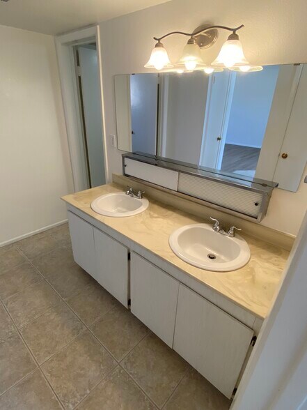 Building Photo - 3737 E Turney Ave