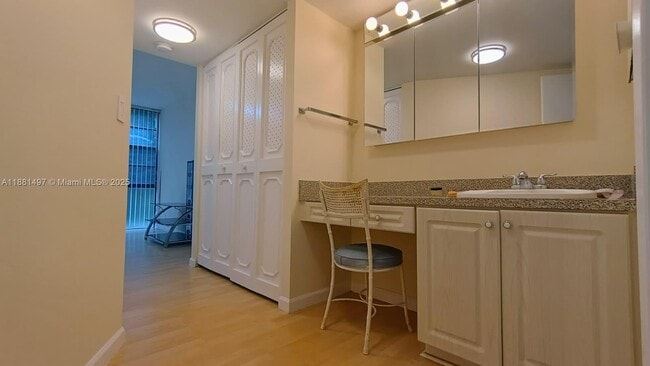 Building Photo - 3475 N Country Club Dr