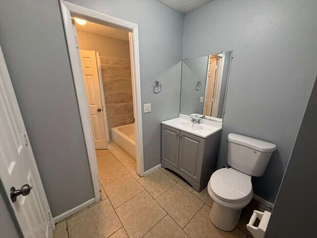 Building Photo - Remodeled & Upgraded Beautiful 2/1.5!! Apply for FREE!!!