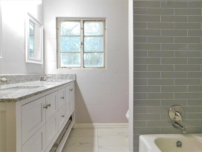 Building Photo - 805 Emery St