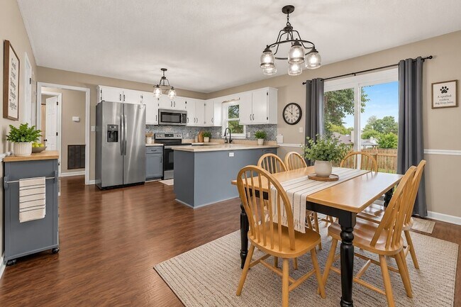Building Photo - 203 Parrot Dr