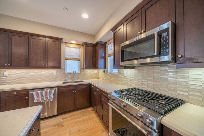 Building Photo - Gorgeous Lomita Townhome