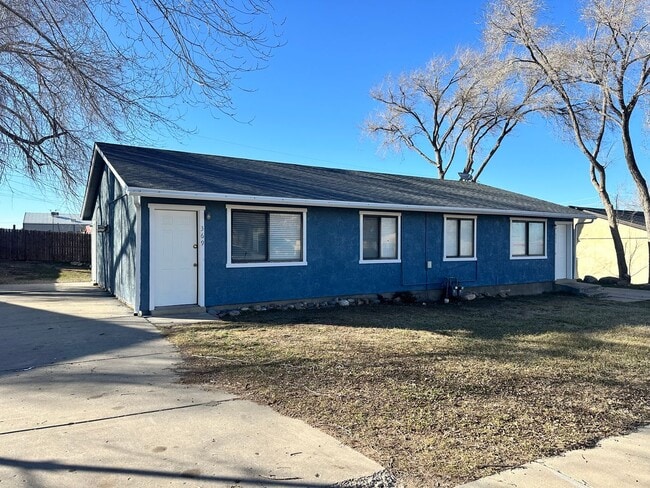 Building Photo - 2 Bedroom, 1 Bathroom Twin Home