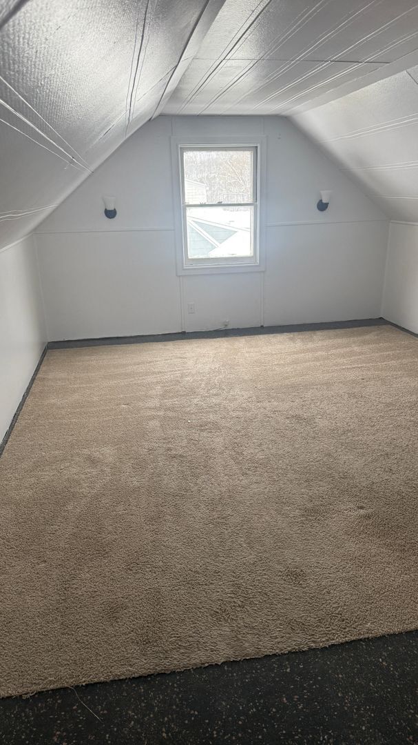 Building Photo - Large 3 bedroom Single Family Home