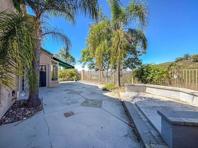 Building Photo - Spacious 4B/3BA Home with Scenic Views and...