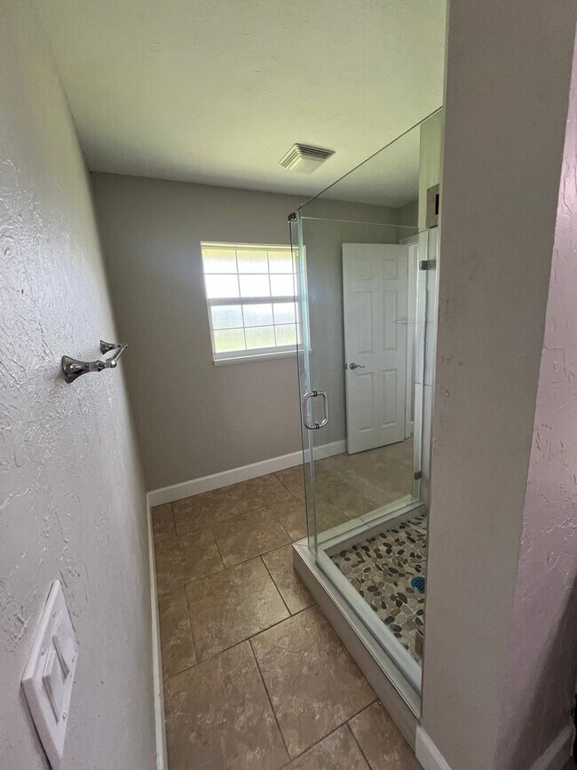 Building Photo - $1,825 ** AVAIL 6/7/25 ** 3 Bed / 2 Bath S...