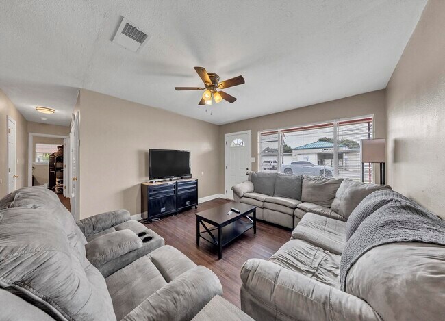 Building Photo - 460 School Ave