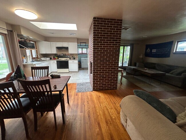 Building Photo - Charming Downtown State College Ranch Home Available August 2026