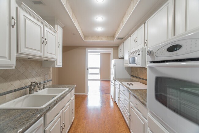 Building Photo - 5100 San Felipe St