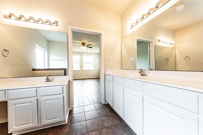 Building Photo - 913 Boxelder Pointe