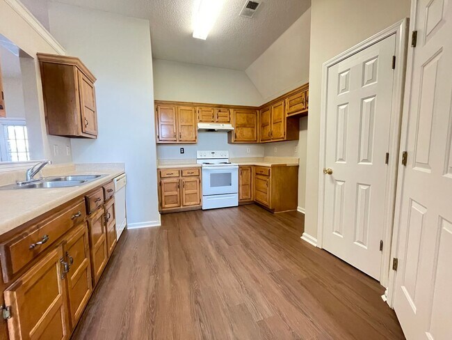 Building Photo - 1344 Custer Dr E