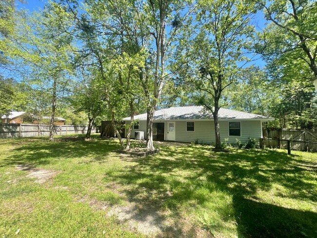 Building Photo - Freshly paint! No Carpet! Barn/Garage! Fir...