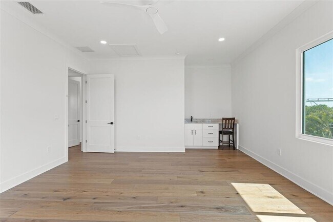 Building Photo - 500 E Davis Blvd