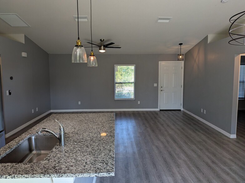 Building Photo - 5396 Gulfport Terrace