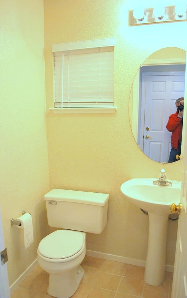 Building Photo - Bright & Modern Townhouse in Beautiful Danville! Close to Blackhawk Plaza!